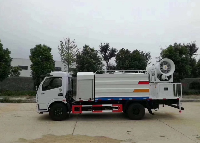東風(fēng)大多利卡D7多功能抑塵車(chē)圖片