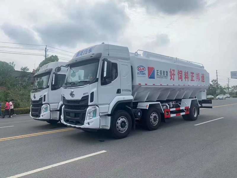 柳汽小三軸散裝飼料運輸車(chē)圖片
