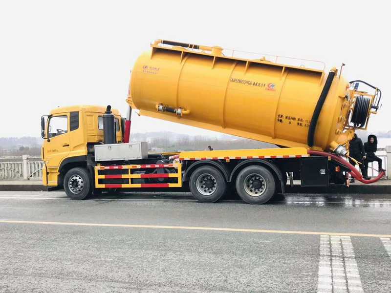 東風(fēng)天龍清洗吸污車(chē)圖片