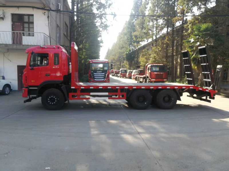 江淮后八輪平板運輸車(chē)圖片