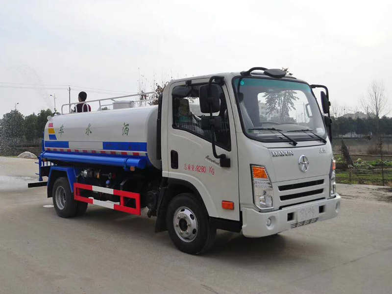 成都大運8噸灑水車(chē)