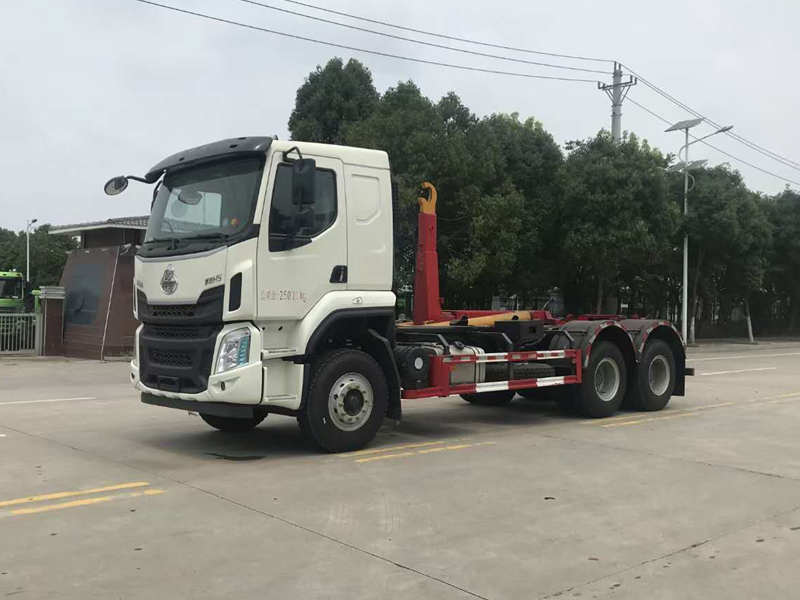 柳汽后八輪勾臂垃圾車(chē)